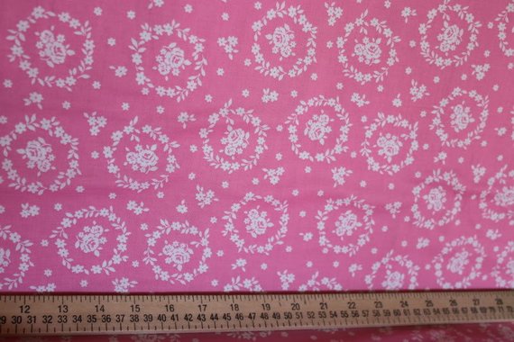 Flower Sugar cotton fabric by Lecien 30367-20 Wreaths on Pink